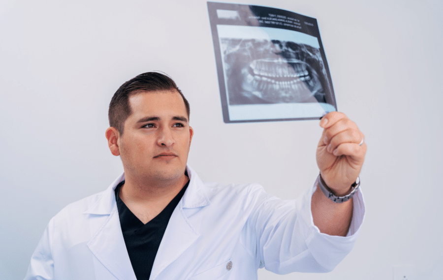 Dental Implants In Mexico: A Choice Up To 70% More Affordable Un Hombre Con Una Camisa Blanca Descripción Generada Automáticamente